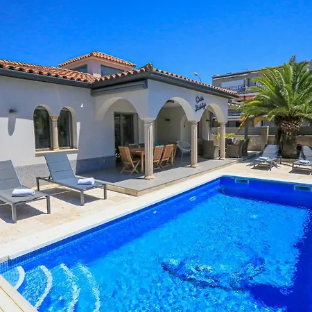 Hidalgo Only Families Villa