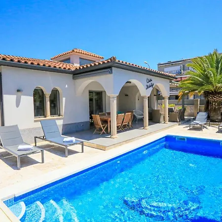 Hidalgo Only Families Villa Cambrils